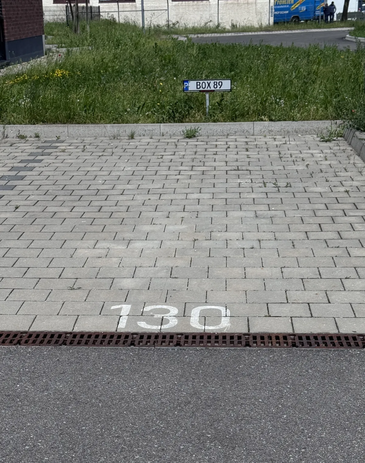 Reservierter Parkplatz Nr. 130 am MiiO Mietstudio — kostenlos und direkt am Studio