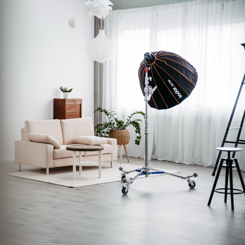 MiiO Mietstudio Karlsruhe - Tageslichtstudio Hauptraum mit 4-5m Deckenhöhe für Produktfotografie und Fashion Shootings
